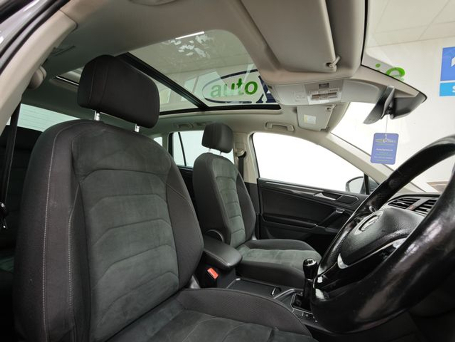 2017 Volkswagen Tiguan - image 22