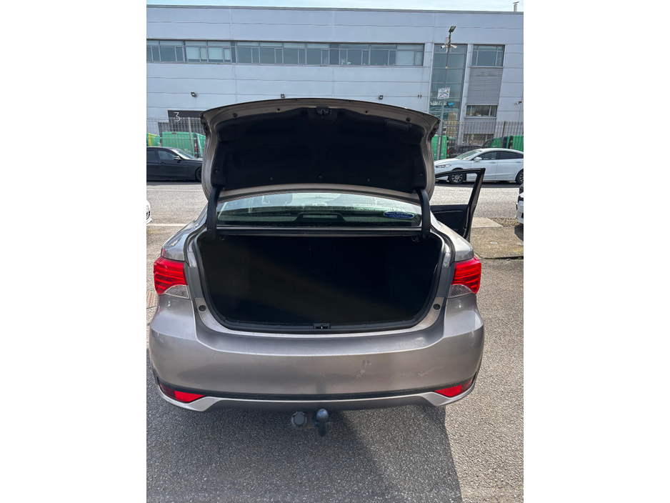 2015 Toyota Avensis - image 12