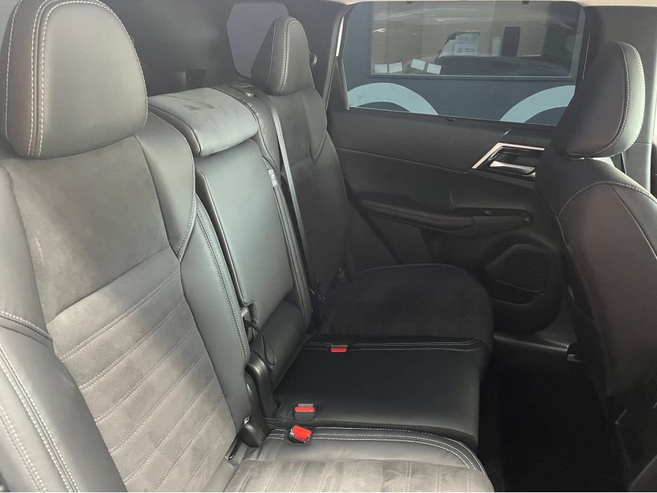2023 Mitsubishi Outlander - image 15