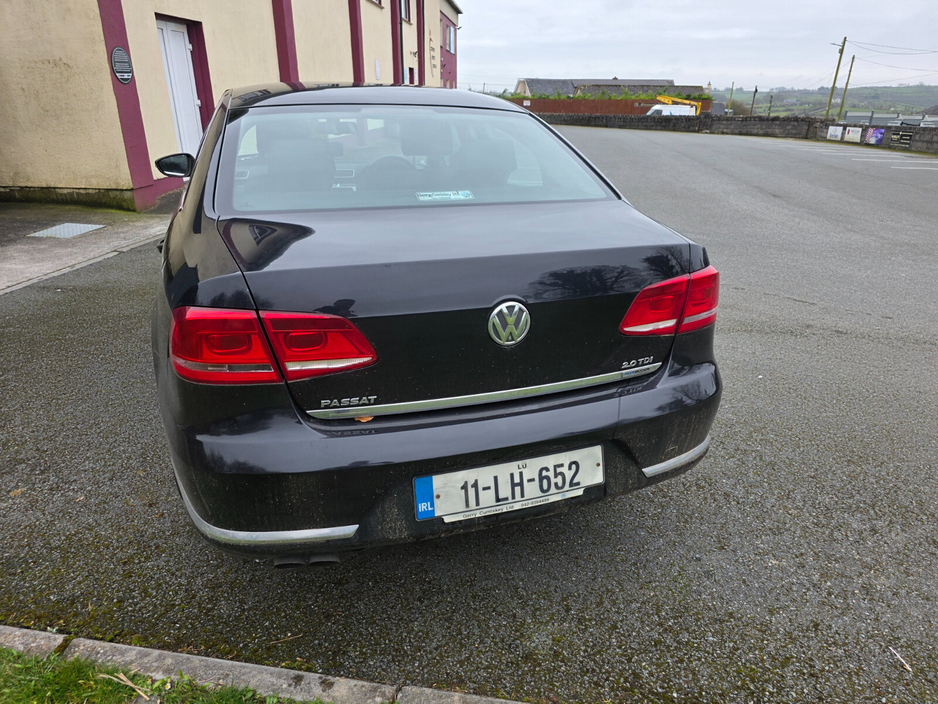 2011 Volkswagen Passat - image 6