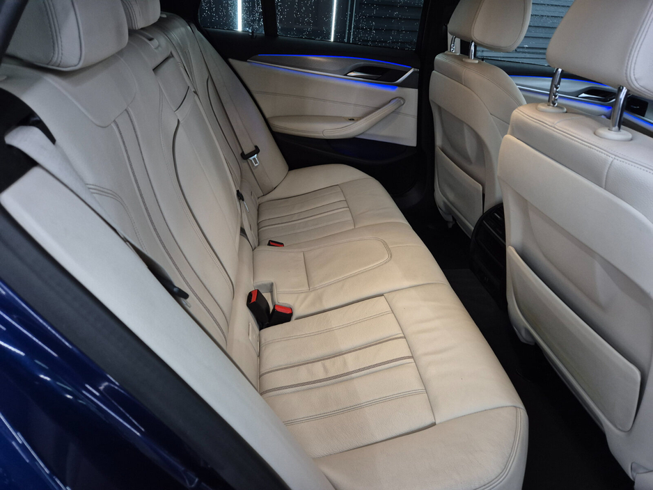 2017 BMW 5 Series - image 9