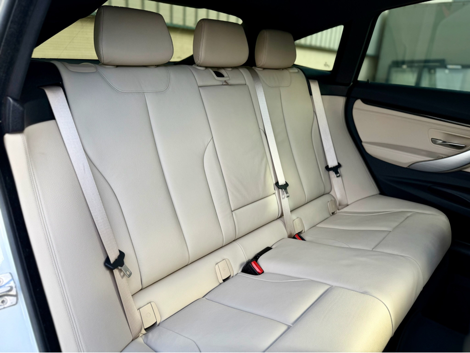 2016 BMW 3 Series - image 10