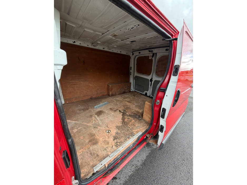 2010 Renault Trafic - image 10