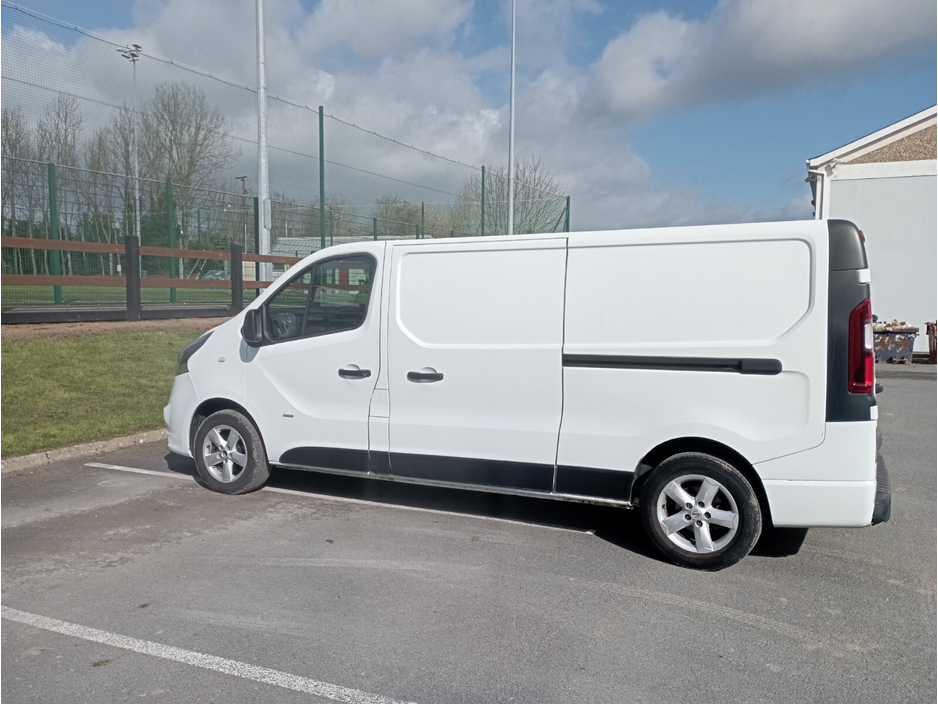 2015 Vauxhall Vivaro - image 2