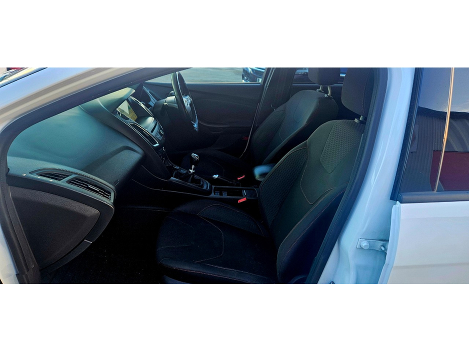 2018 Ford Focus - image 20