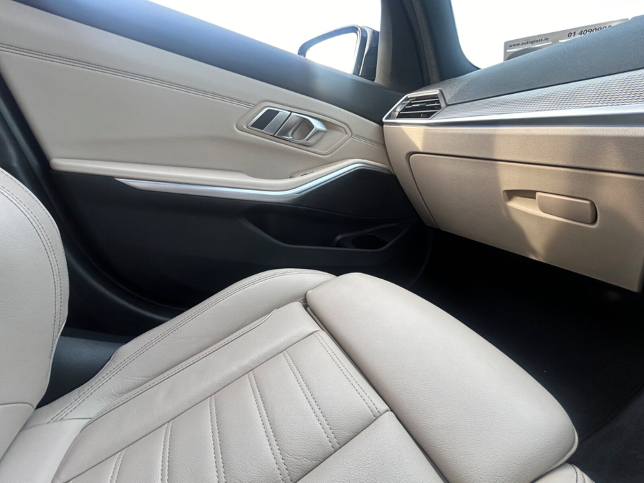 2019 BMW 3 Series - image 12