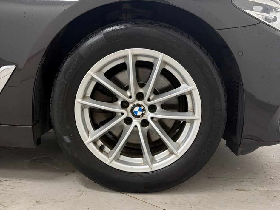 2017 BMW 5 Series - image 14