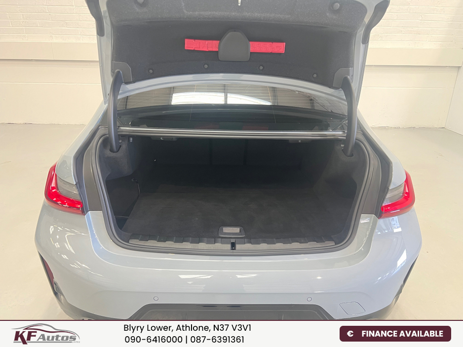 2023 BMW 3 Series - image 9