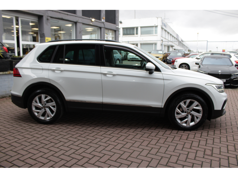 2021 Volkswagen Tiguan - image 3