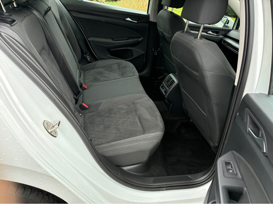 2022 Volkswagen Golf - image 8