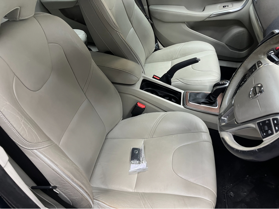 2016 Volvo V40 - image 9