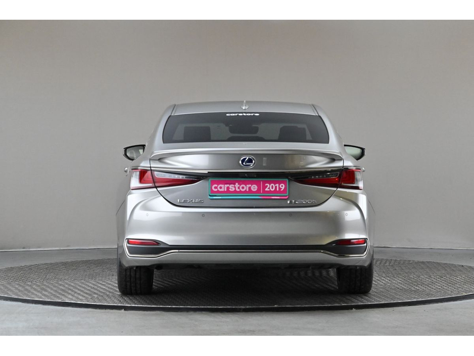 2019 Lexus ES 300 H - image 8