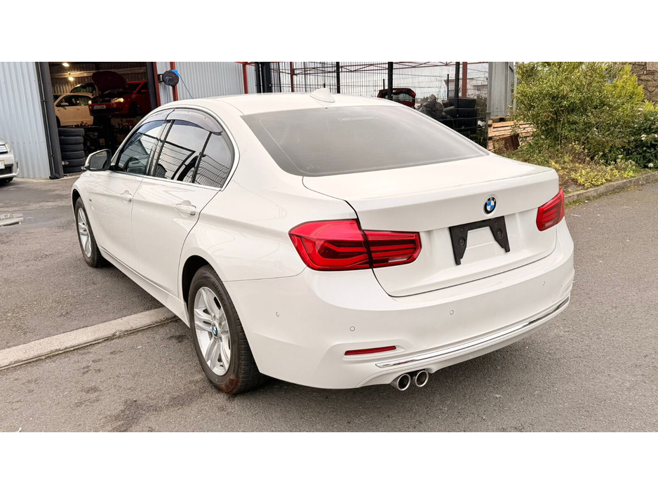 2017 BMW 3 Series - image 7