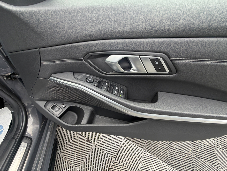2022 BMW 3 Series - image 23
