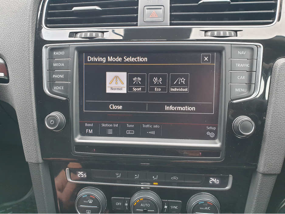 2014 Volkswagen Golf - image 15