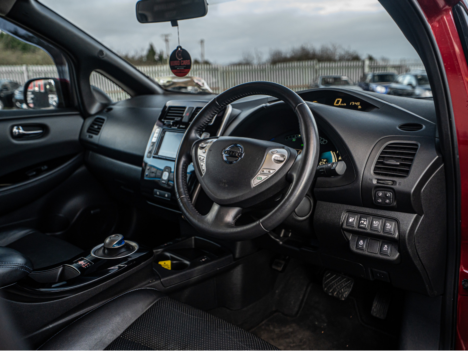 2016 Nissan Leaf - image 9