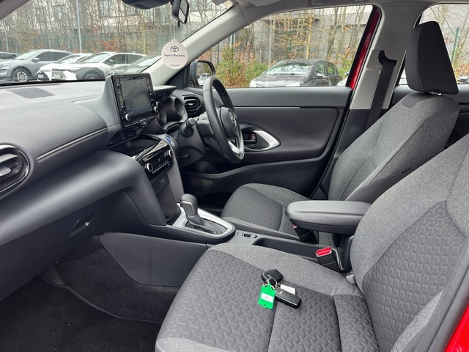 2023 Toyota Yaris Cross - image 6