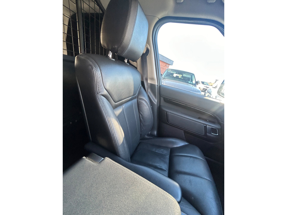 2018 Land Rover Discovery - image 23