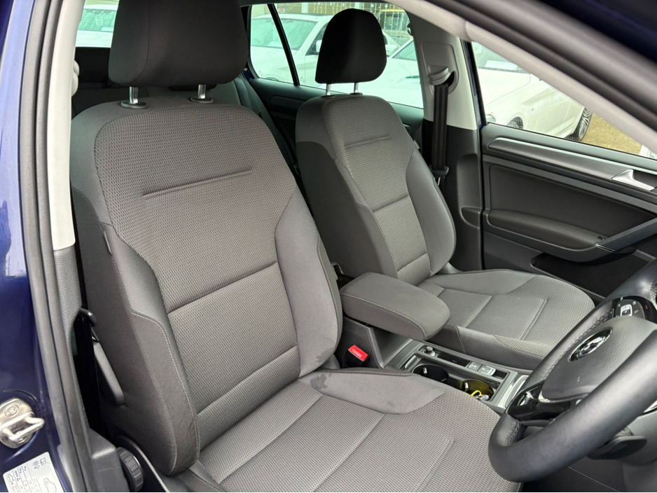 2018 Volkswagen Golf COMFORTLINE 1.2 AUTOMATIC * REAR VIEW CAMERA, AUTO LIGHTS, ADAPTIVE CRUISE CONTROL, POWERED FOLDING HEATED MIRRORS, LUMBAR SUPPORT, 2 KEYS, TOUCH SCREEN RADIO, MULTIFUNCTION STEERING WHEEL* €18,950