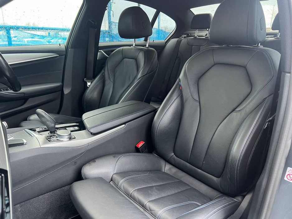 2019 BMW 5 Series - image 6