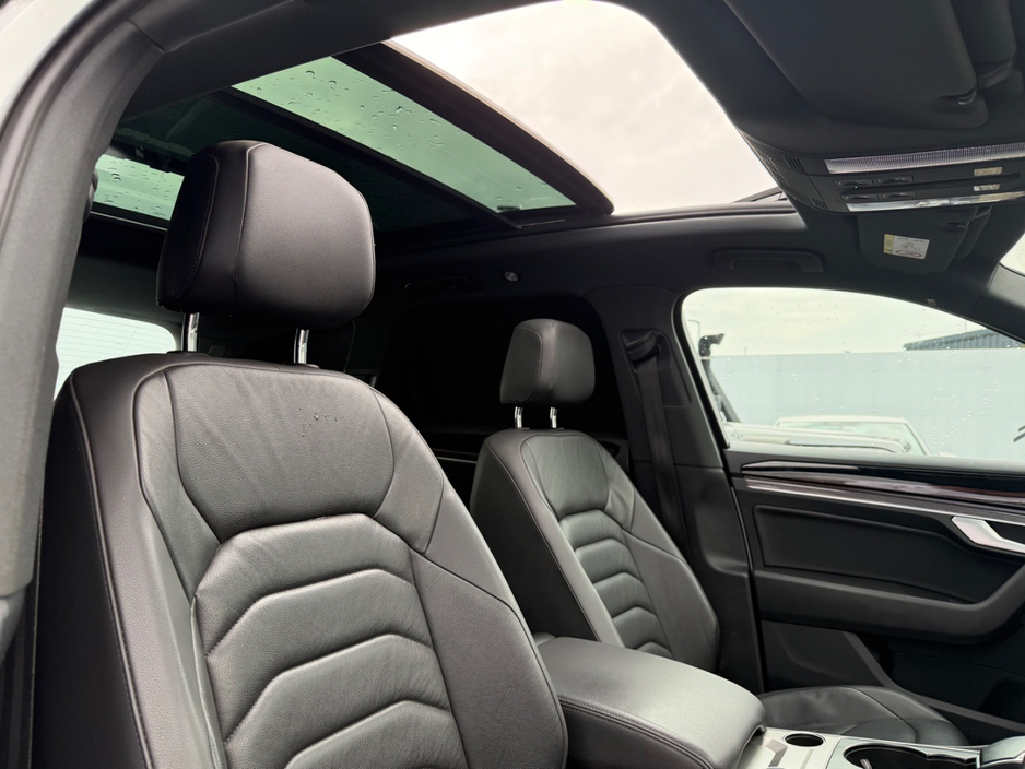 2021 Volkswagen Touareg - image 9