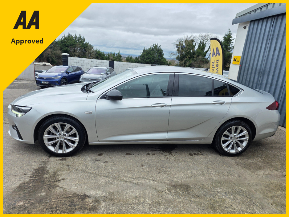 2022 Opel Insignia - image 5