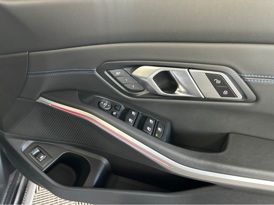 2021 BMW 3 Series - image 7