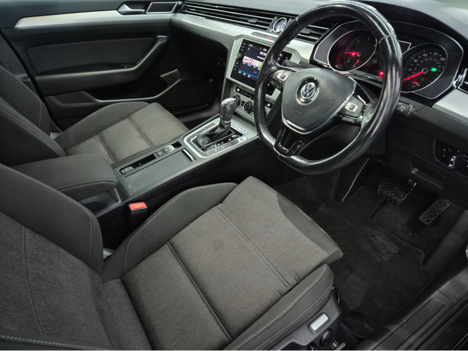 2019 Volkswagen Passat - image 6