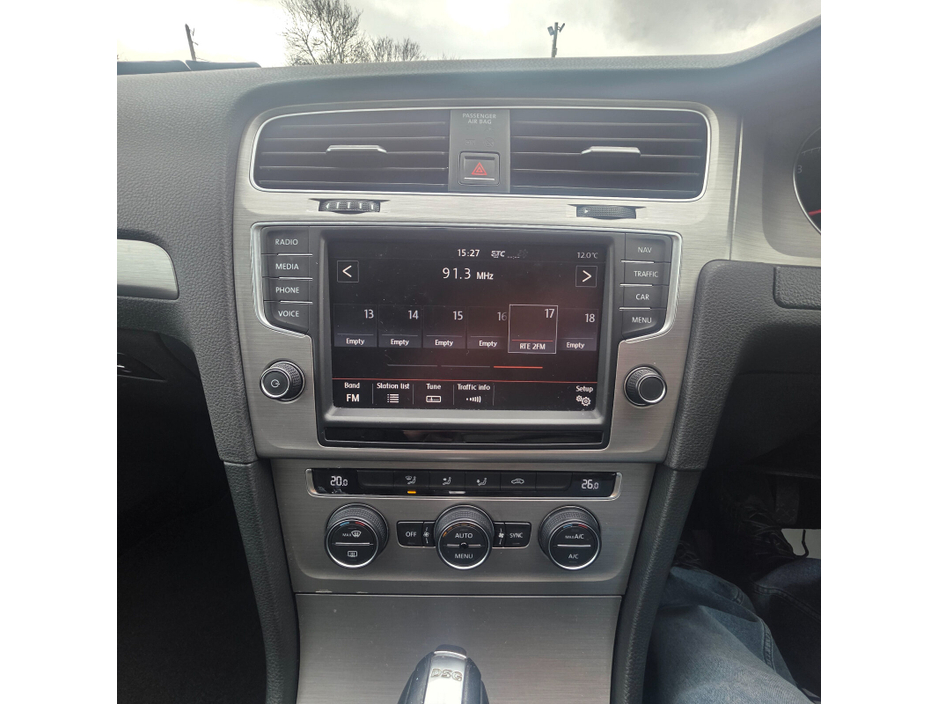 2015 Volkswagen Golf - image 23