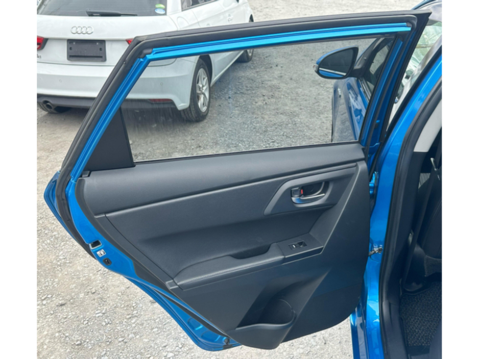 2016 Toyota Auris - image 10