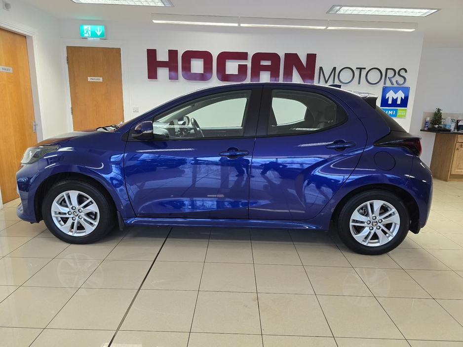 2023 Toyota Yaris - image 4