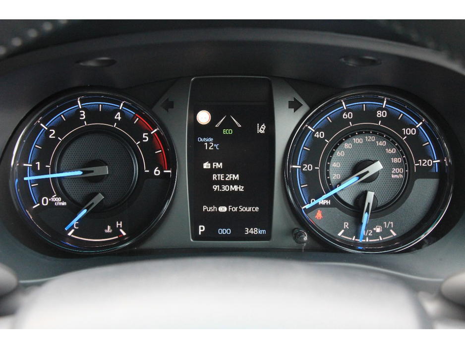 2025 Toyota Hilux - image 3