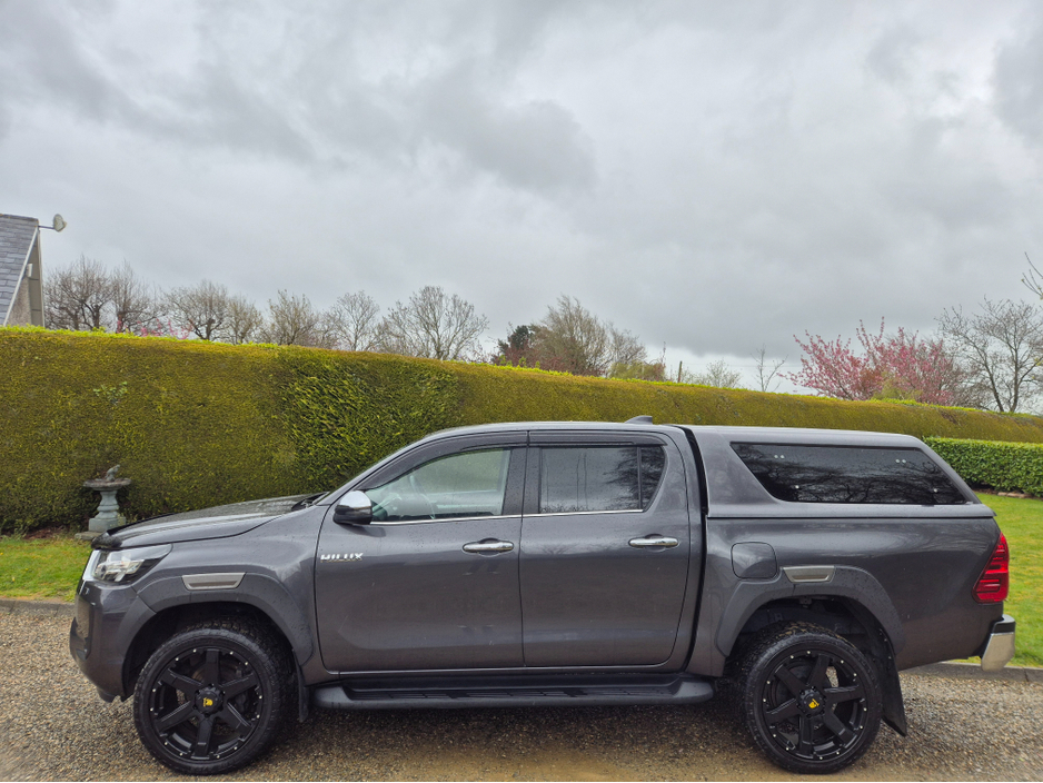 2025 Toyota Hilux - image 10