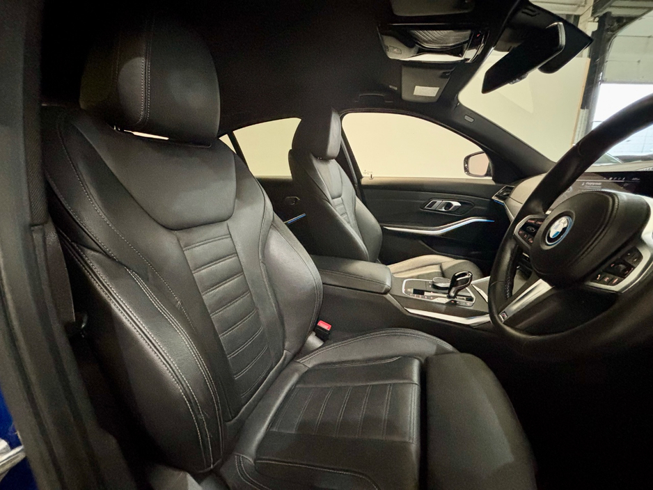 2022 BMW 3 Series - image 11