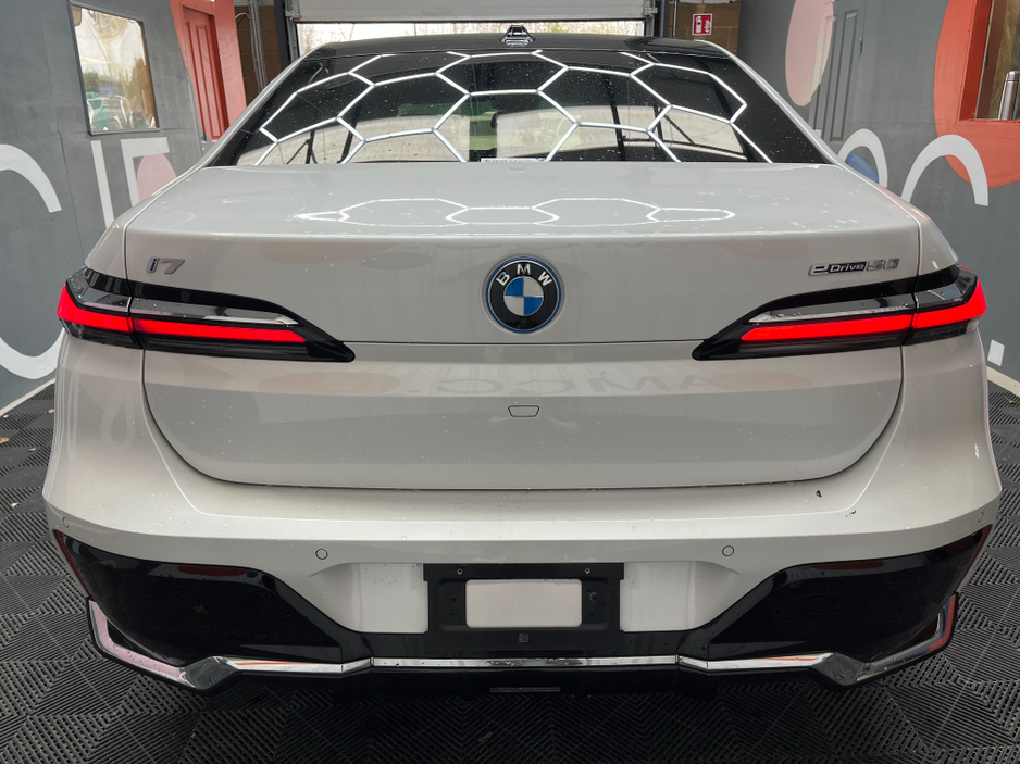 2025 BMW i7 - image 3