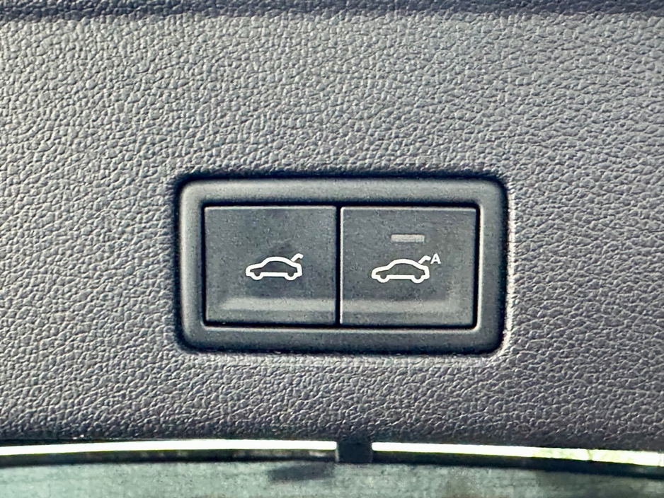 2023 Volkswagen Touareg - image 13