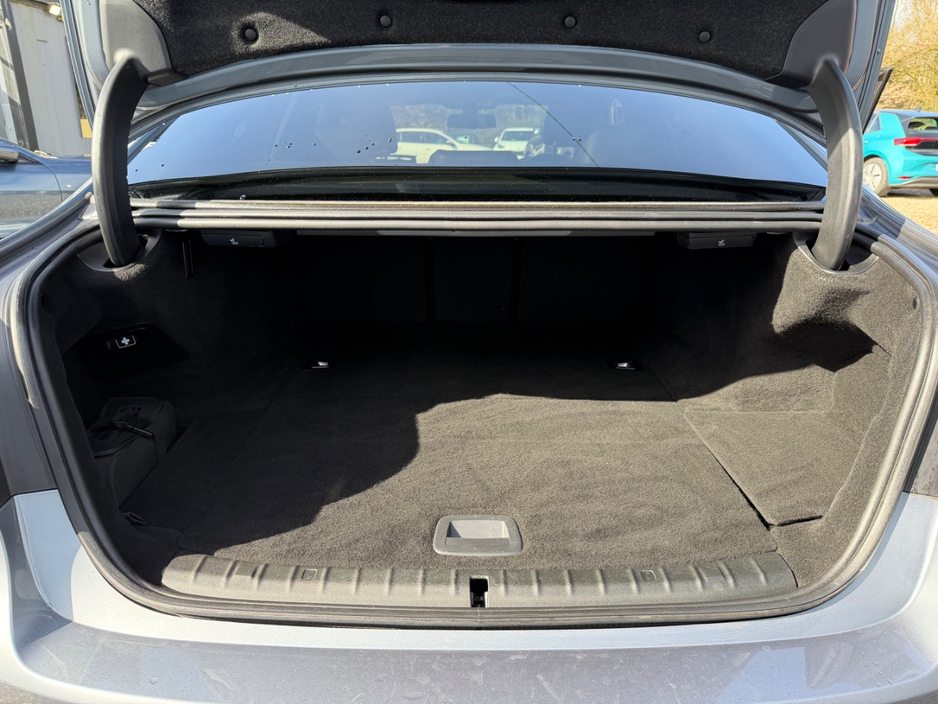 2018 BMW 5 Series - image 20