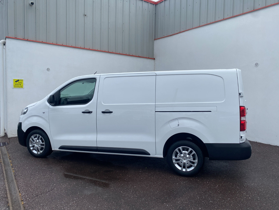 2022 Citroen Dispatch - image 8