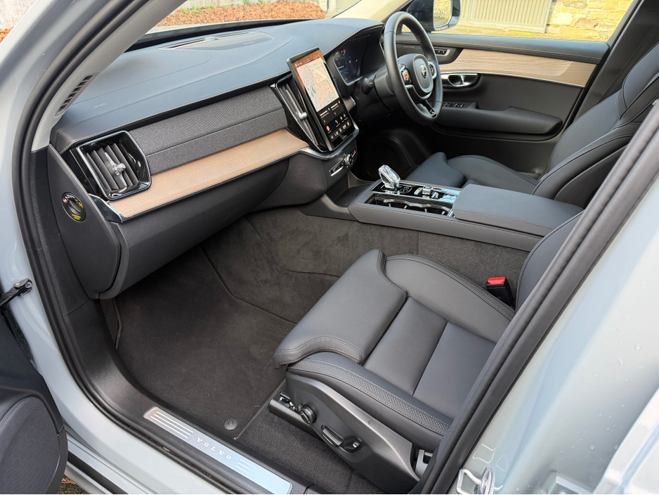 2025 Volvo XC90 NEW MODEL//PLUS DARK T8 RECHARGE//GREAT SPECIFICATION//PANORAMIC ROOF//SIMI AND AA DEALER €76,950