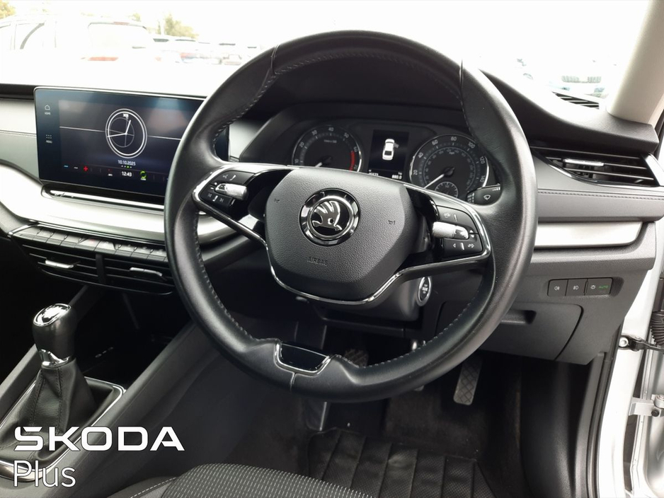 2023 Skoda Octavia - image 8