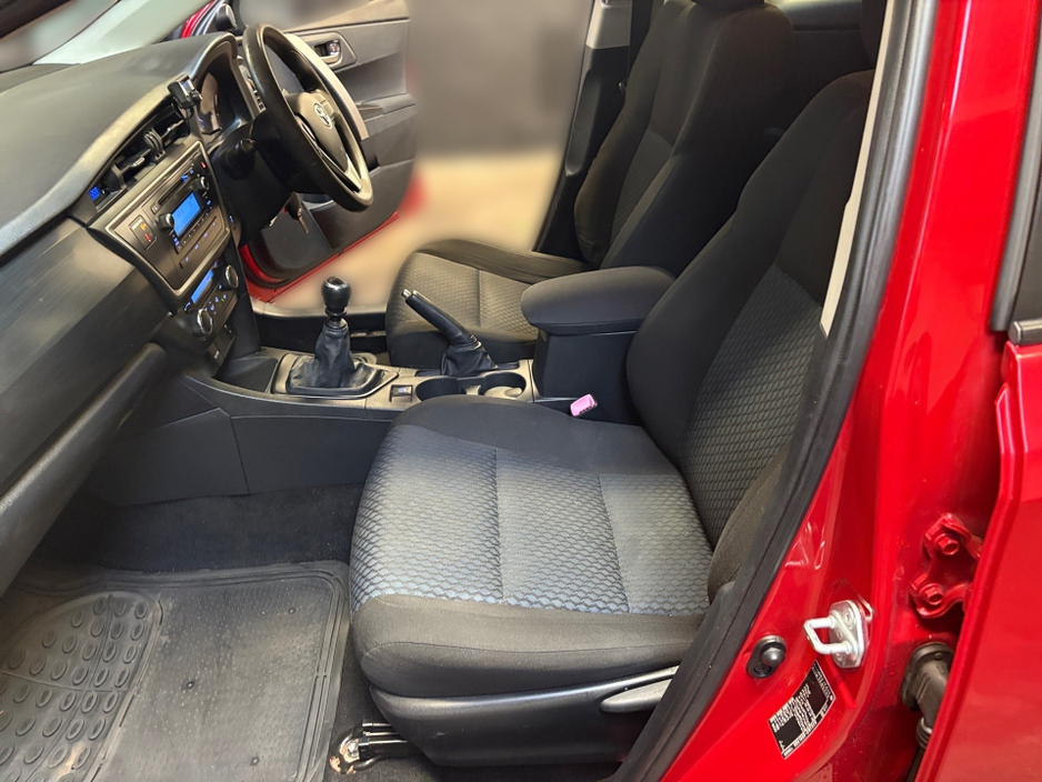 2014 Toyota Auris - image 15