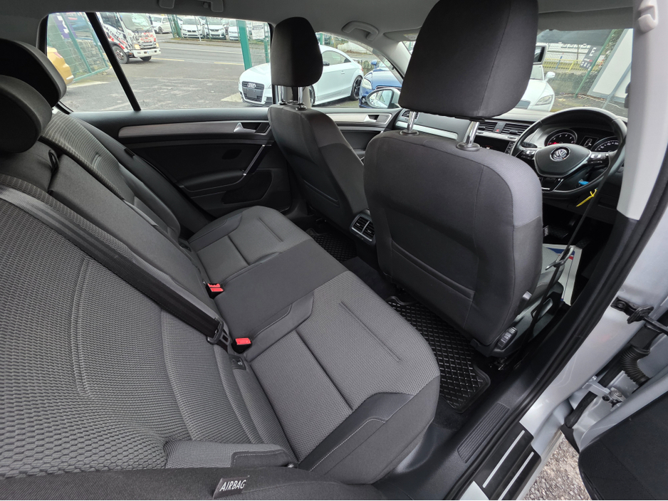 2015 Volkswagen Golf - image 8