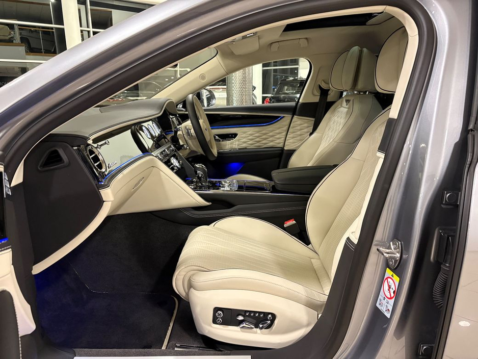2025 Bentley Flying Spur 3.0 V6 E-HYBRID AZURE=AS NEW//HUGE SPEC=PAN ROOF//BALANCE OF BENTLEY WARRANTY=ONLY €150 ANNUAL ROAD TAX//TAILORED FINANCE PACKAGES AVAILABLE=TRADE INS €249,995