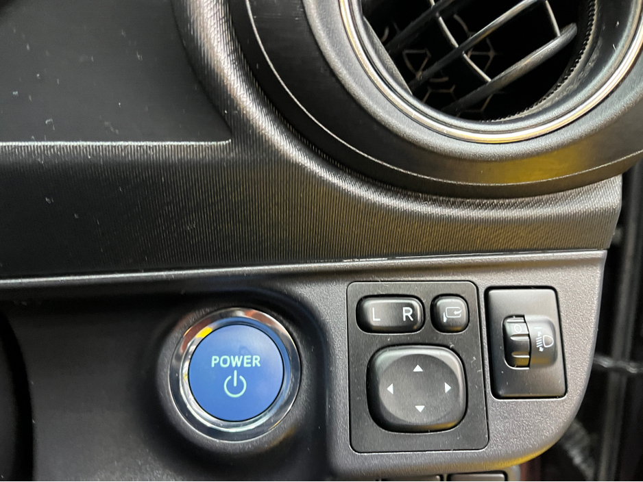 2014 Toyota Aqua - image 13