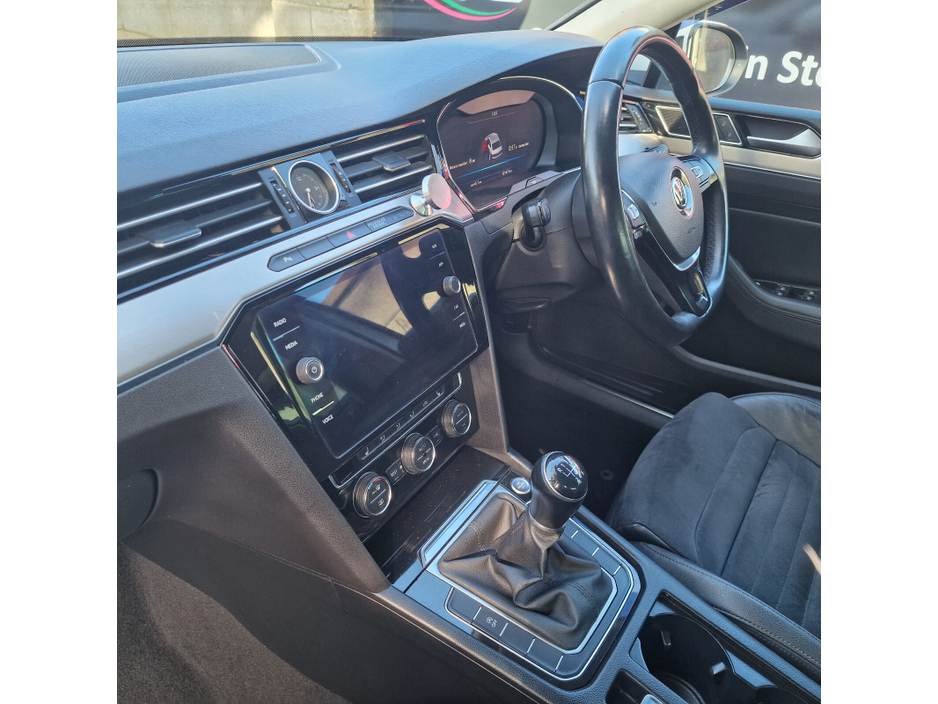 2019 Volkswagen Passat - image 10