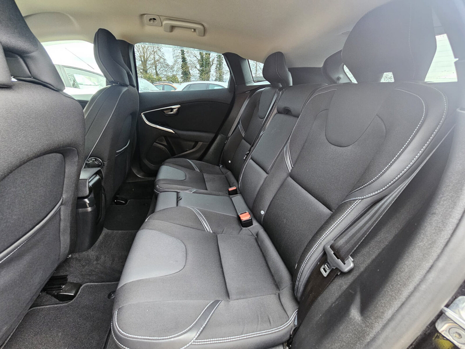 2016 Volvo V40 - image 23