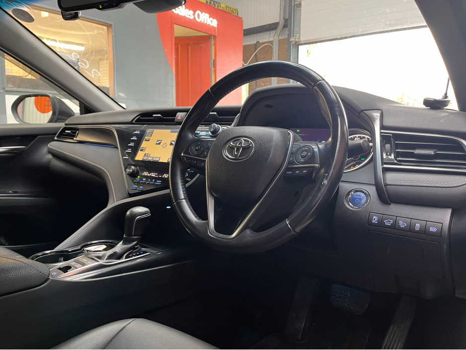 2019 Toyota Camry - image 9