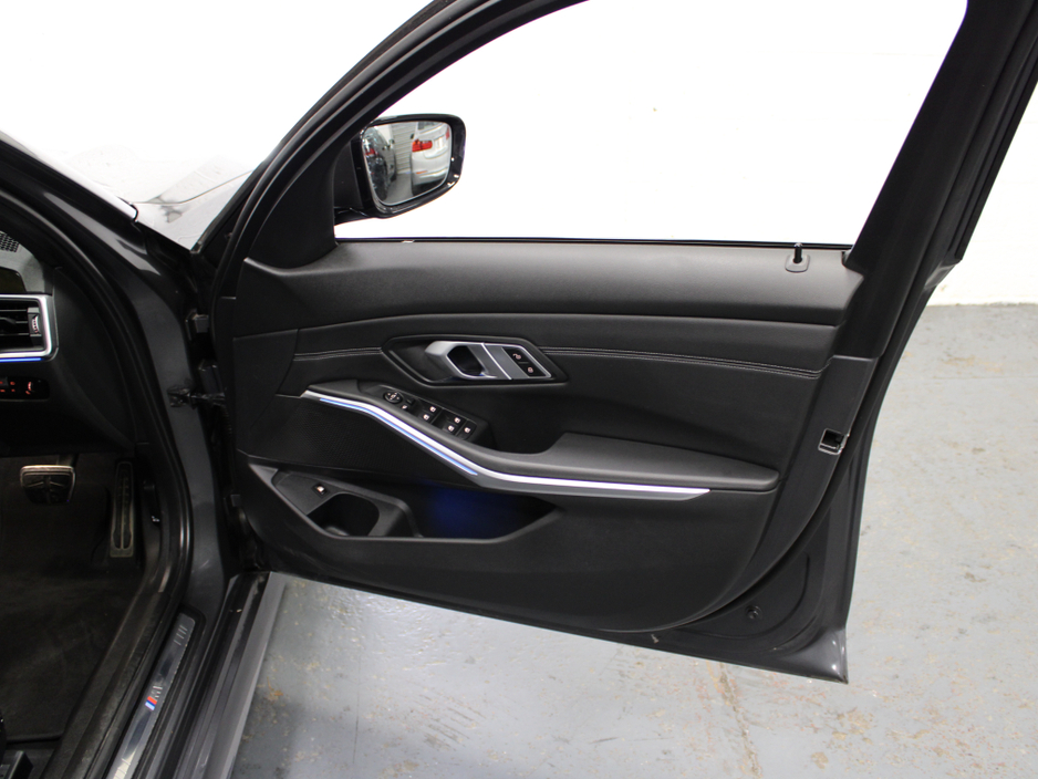 2022 BMW 3 Series - image 25