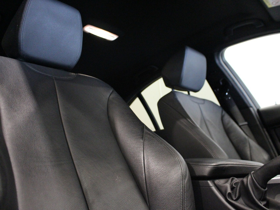 2018 BMW 3 Series - image 28