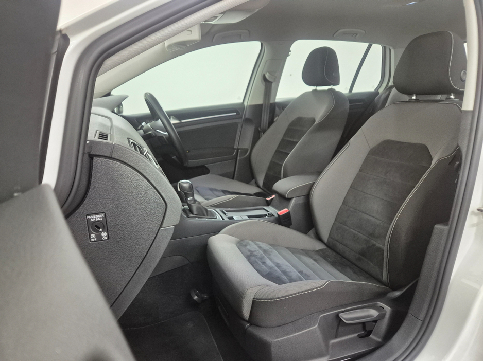 2015 Volkswagen Golf **HIGHLINE**ONLY 64000KMS**ALCANTARA SEATS*17" ALLOYS**LANE ASSIST**KEYLESS ENTRY AND START**ADAPTIVE CRUISE CONTROL**DUAL ZONE CLIMATE CONTROL**REVERSE CAMERA**BLUETOOTH STREAMING**FOLDING MIRRO €15,449